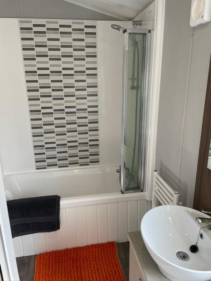6 Berth Comfy Homely Caravan, Dog Friendly Belton with Browston Exterior foto